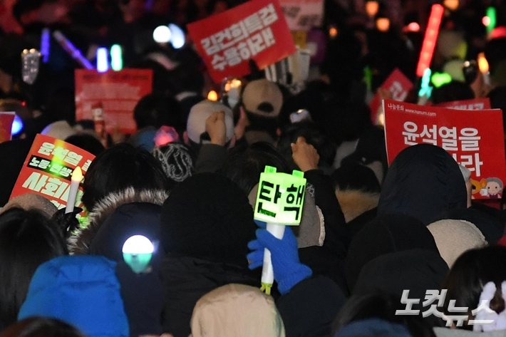 윤석열 대통령 퇴진 촉구 집회에서 한 참가자가 '탄핵'이라고 쓰인 응원봉을 들고 있다. 박종민 기자