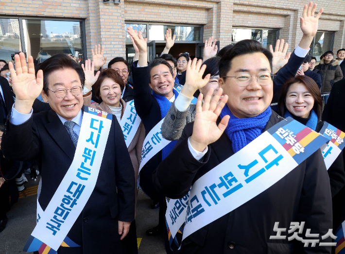 더불어민주당 이재명 대표가 24일 서울 서초구 고속버스터미널에서 귀성객들과 인사나누고 있다. 황진환 기자