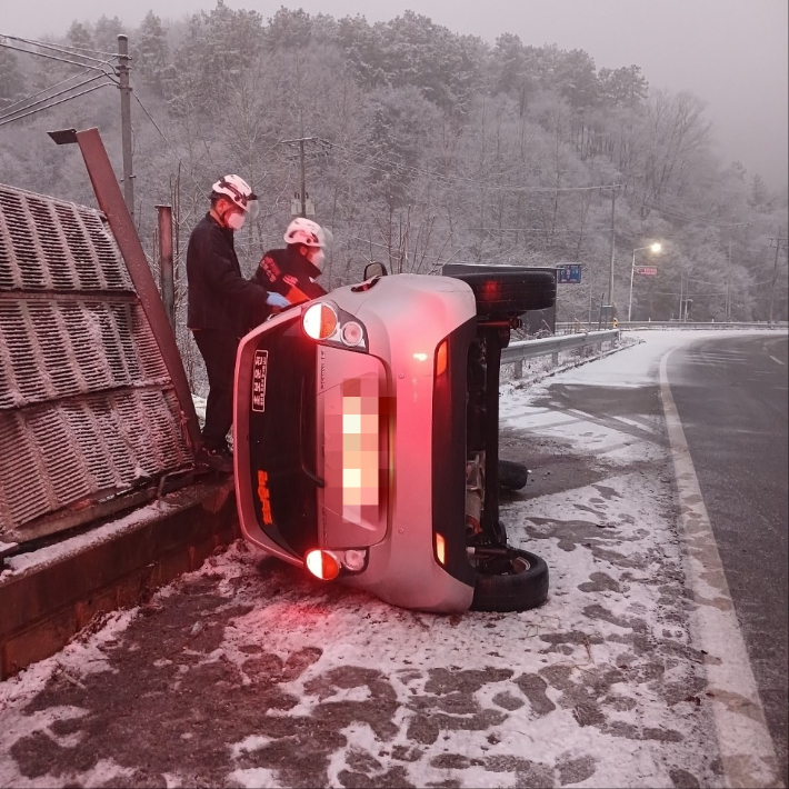눈길에 미끄러진 경차 모습. 전북소방본부 제공