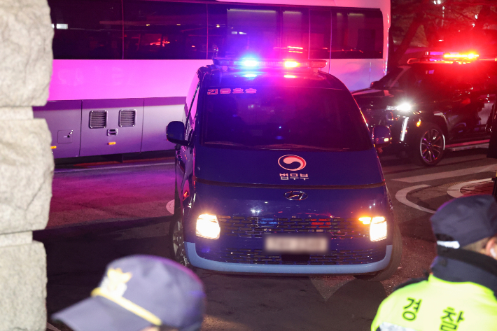 헌재 빠져나가는 윤석열 대통령 호송차량. 연합뉴스