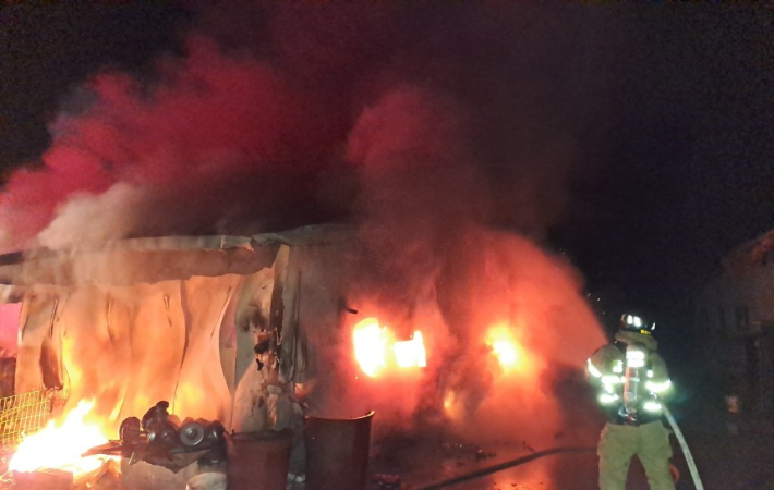 27일 오전 4시 16분쯤 전북 순창군 적성면의 한 돈사에서 불이 났다. 전북소방본부 제공