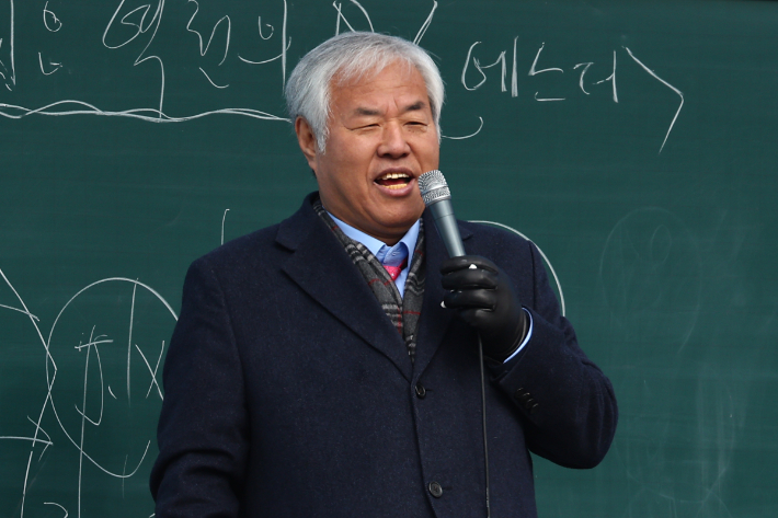 전광훈 사랑제일교회 목사가 26일 서울 종로구 세종대로에서 열린 광화문 전국 주일 연합예배에서 발언하고 있다. 연합뉴스