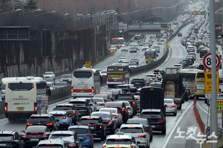 설 연휴 셋째 날인 27일 서울 서초구 잠원IC 부근 경부고속도로 하행선 방향으로 차량이 정체되고 있다. 윤창원 기자