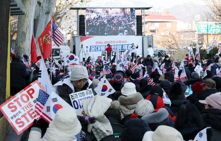 윤석열 대통령에 대한 탄핵심판 4차 변론이 열린 23일 오후 서울 종로구 헌법재판소 인근에서 윤 대통령 지지자들이 구호를 외치고 있다. 연합뉴스