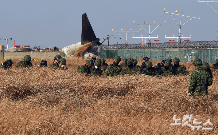 제주항공 참사 당일인 지난달 29일 전남 무안국제공항 사고현장에서 군인들이 수색작업을 하고 있다. 무안(전남)=황진환 기자