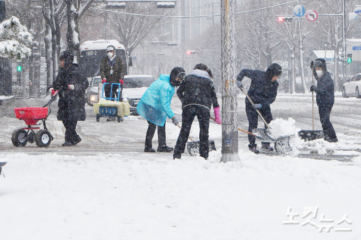 제설작업. 류영주 기자
