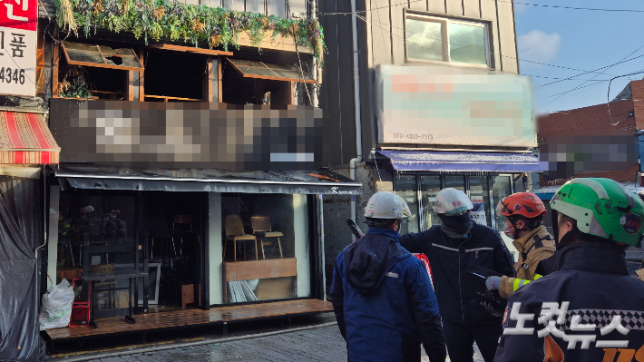 설 당일인 29일 오전 서울 지하철 2호선 신당역 인근 주점에서 화재가 발생해 지하철이 무정차 통과했다. 주보배 기자