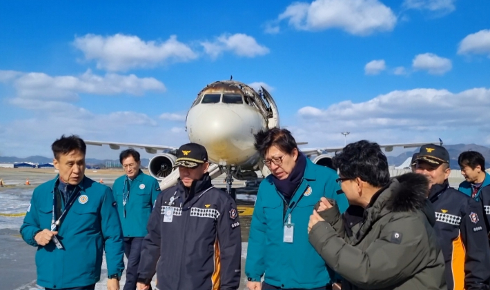박형준 부산시장이 29일 김해공항을 찾아 여객기 화재 사고 현장을 살펴보고 있다.  부산시 제공