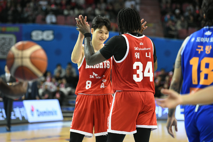 SK 안영준과 자밀 워니. KBL