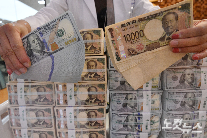 서울 중구 하나은행 위변조대응센터에서 직원이 달러와 엔화를 들어보이고 있다. 류영주 기자