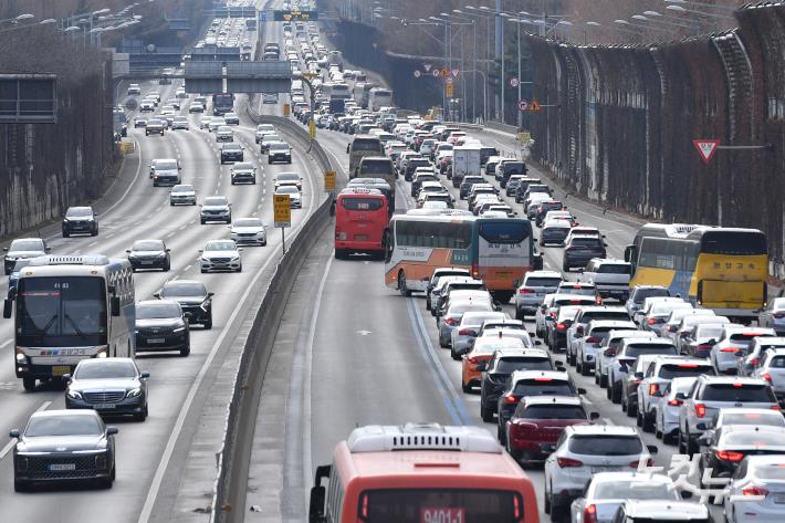 꼬리 무는 귀경차량들