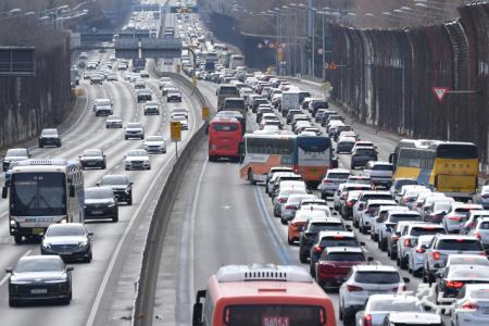 꼬리 무는 귀경차량들