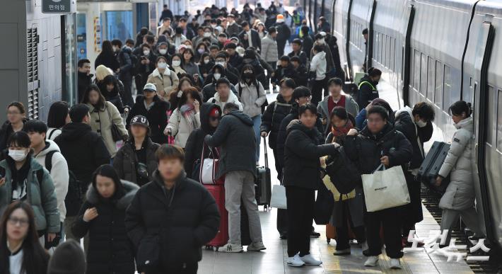 설 연휴 마지막 날, 귀경객들로 붐비는 서울역