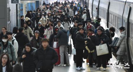 설 연휴 마지막 날, 귀경객들로 붐비는 서울역