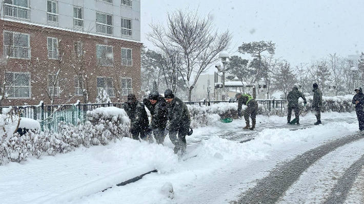 임실군은 김광석 35사단장을 비롯한 군 장병 120명과 함께 입실읍 일대 제설작업에 나섰다. 임실군 제공