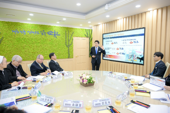 노관규 시장이 지난해 순천형 지역완결 의료체계 구축을 위한 병원급 의료기관장 간담회에서 설명하고 있다. 순천시 제공