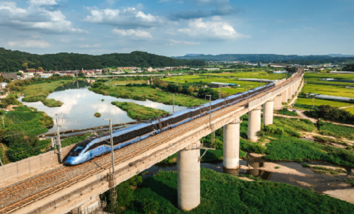 KTX가 선로 위를 달리고 있다. 코레일 홈페이지 캡처