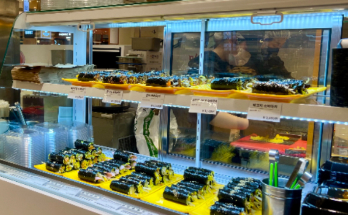 부산에서 지난 10년간 가장 많이 상승한 외식 품목은 김밥인 것으로 나타났다. 백화점에서 판매 중인 김밥. 신세계 센텀시티 제공