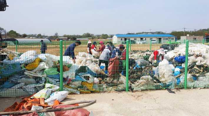 영농 폐비닐을 선별하는 모습. 당진시 제공