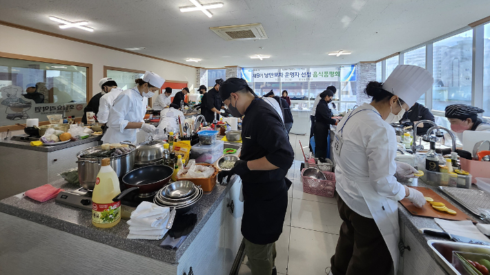 여수시는 지난 25일 음식품평회를 통해 여수밤바다 낭만포차 제9기 운영자 18명을 선발했다. 여수시 제공