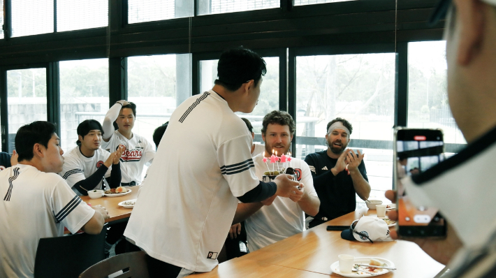 두산 새 외인 어빈이 31일 전지 훈련지인 호주 시드니에서 맞은 31번째 생일에 주장 양의지로부터 케이크를 받고 있다. 두산 베어스
