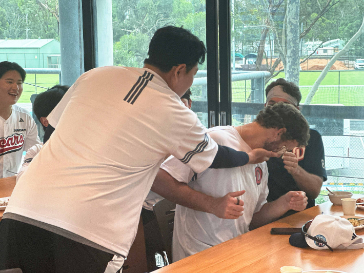 양의지가 뜨겁게 어빈의 생일을 축하해주는 모습. 두산