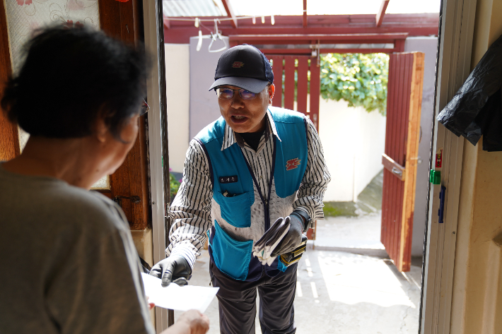 속초시가 '고독사 없는 도시'를 목표로 종합적인 지원 방안을 담은 2025년 고독사 예방 시행계획을 발표했다. 속초시 제공