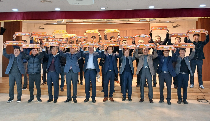 외동읍 산업단지 대표자 모임인 외동공단연합회가 '2025 APEC 정상회의' 성공 개최를 기원하는 퍼포먼스를 진행하고 있다. 경주시 제공