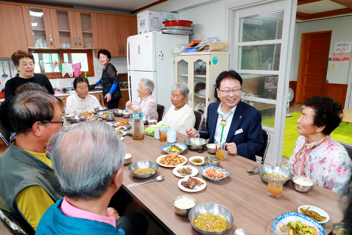 손병복 울진군수가 지역 경로당을 방문해 어르신들의 안부를 묻고 있다. 울진군 제공