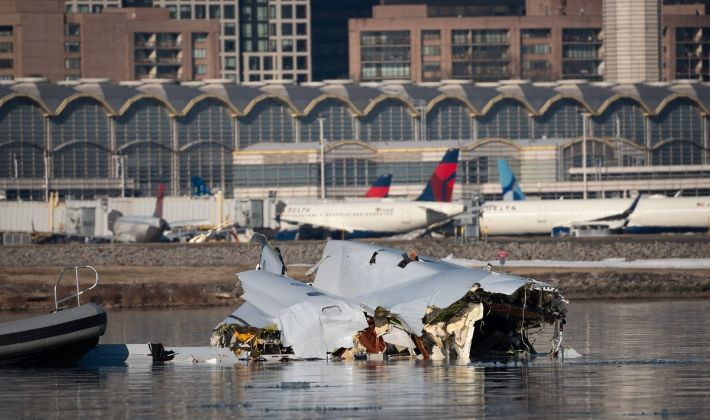 미 해안경비대가 30일(현지시간) 헬기와 충돌로 추락한 여객기 잔해를 수습하고 있다. 미 해안경비대 제공