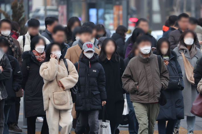 서울시청 앞 부근에서 시민들이 출근하고 있다. 연합뉴스