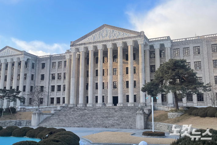 경희대학교 서울캠퍼스 본관 전경.