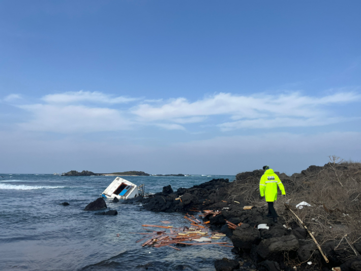 제주 어선 좌초 사고와 관련해 2일 인근 해안에서도 실종자 수색작업이 벌어지고 있다. 제주해경 제공