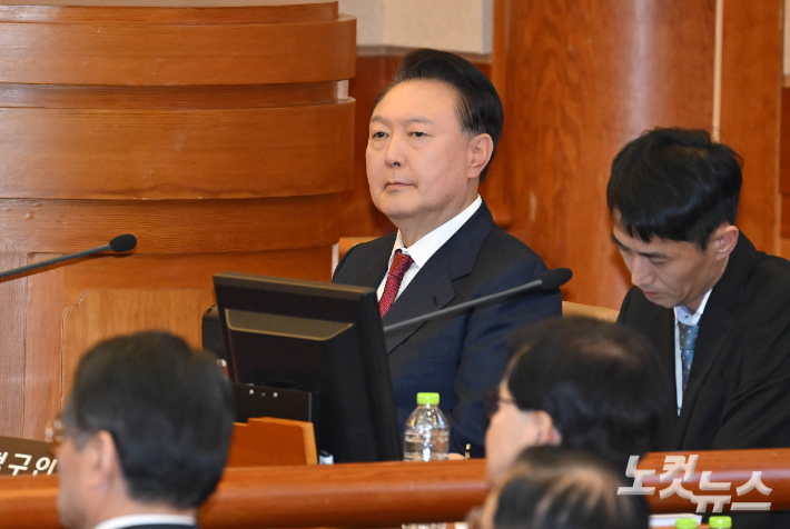 윤석열 대통령이 지난달 23일 서울 종로구 헌법재판소에서 열린 탄핵심판 4차 변론에 출석해 자리에 앉아 있다. 사진공동취재단
