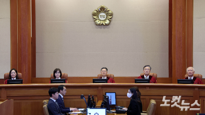 문형배 헌법재판소장 권한대행 등 재판관들이 지난달 22일 오전 서울 종로구 헌법재판소에서 열린 최상목 대통령 권한대행 부총리 겸 기획재정부 장관의 헌법재판관 미임명 관련 권한쟁의심판 1차 변론에 참석해 있다. 황진환 기자