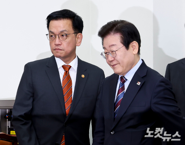 최상목 대통령 권한대행 부총리 겸 기획재정부 장관과 더불어민주당 이재명 대표. 윤창원 기자