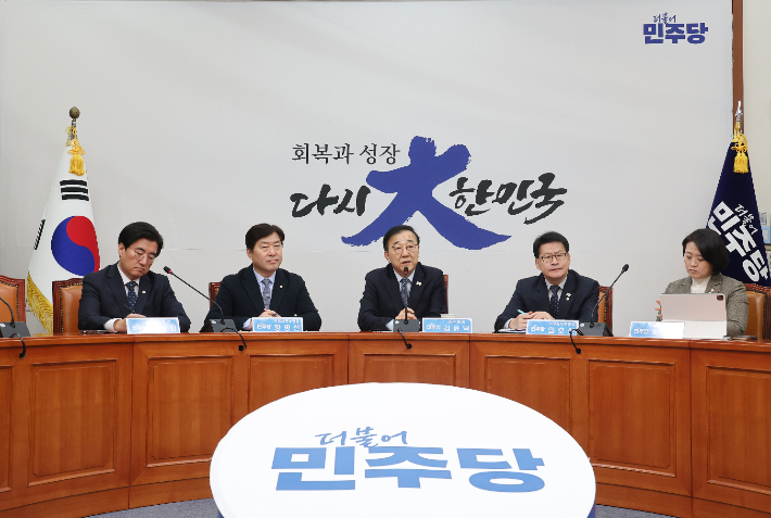 더불어민주당 김윤덕 사무총장이 2일 오전 서울 여의도 국회에서 열린 기자간담회에서 발언하고 있다. 연합뉴스