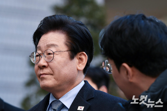 이재명 더불어민주당 대표가 지난달 23일 오후 서울 서초구 서초중앙로 서울고등법원에서 열린 공직선거법 위반 항소심 1회 공판에 출석하며 취재진의 질문공세를 받고 있다. 박종민 기자