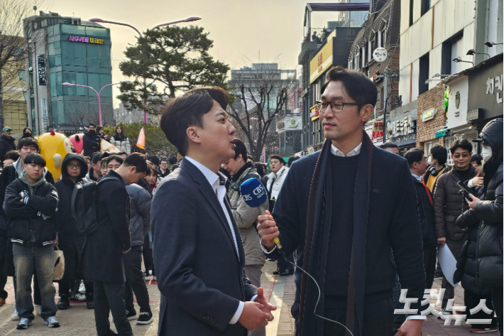 개혁신당 이준석 의원이 질문하는 기자 CBS 이정주 기자와 인터뷰를 하고 있다. 이정주 기자