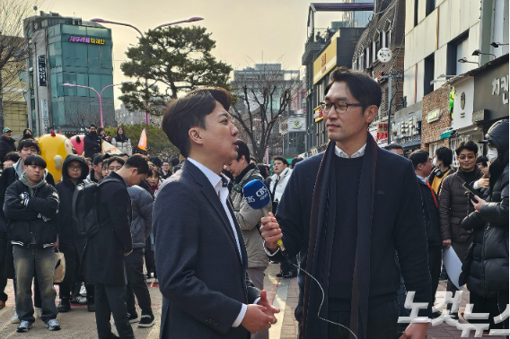 개혁신당 이준석 의원이 질문하는 기자 CBS 이정주 기자와 인터뷰를 하고 있다. 이정주 기자