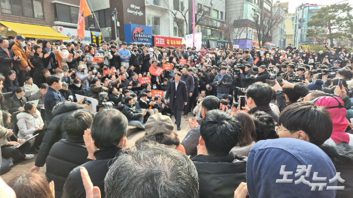 개혁신당 이준석 의원이 2일 서울 마포구 소재 홍익대 앞 버스킹거리에서 기자회견을 하고 있다. 이정주 기자