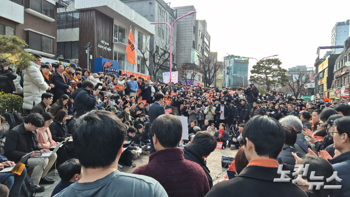 개혁신당 이준석 의원이 2일 서울 마포구 소재 홍익대 앞 버스킹거리에서 기자회견을 하고 있다. 이정주 기자