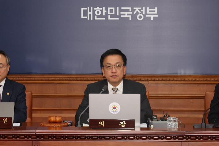 최상목 대통령 권한대행 부총리 겸 기획재정부 장관이 지난달 31일 정부서울청사에서 국무회의를 하고 있다. 연합뉴스