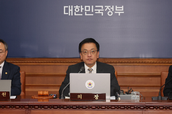 최상목 대통령 권한대행 부총리 겸 기획재정부 장관이 지난달 31일 정부서울청사에서 국무회의를 하고 있다. 연합뉴스
