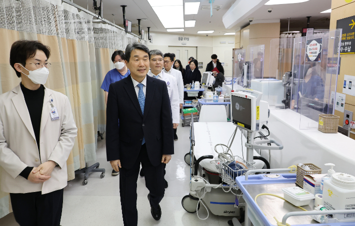 이주호 부총리 겸 교육부 장관이 지난달 25일 서울 강남구 강남세브란스병원을 방문해 설 명절 대비 응급의료 체계를 점검하고 의료진을 격려하고 있다. 교육부 제공