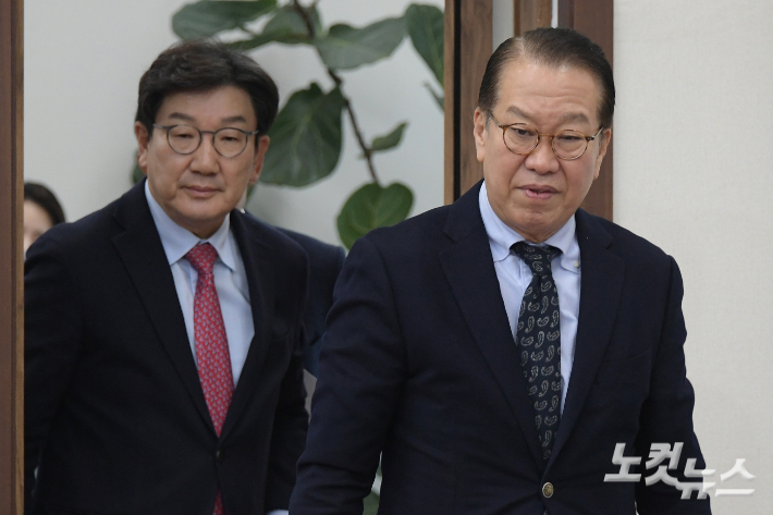 국민의힘 권성동 원내대표와 권영세 비대위원장. 윤창원 기자