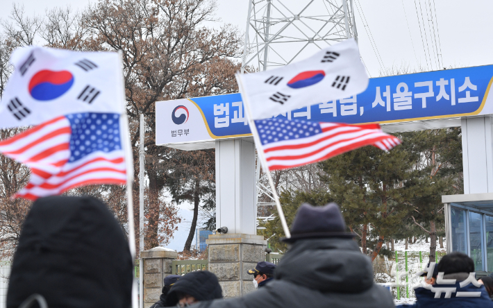 서울구치소에 수감된 윤석열 대통령의 일반 접견이 가능해진 지난달 31일 오전 경기도 의왕시 서울구치소 앞에서 지지자들이 구호를 외치고 있다. 류영주 기자