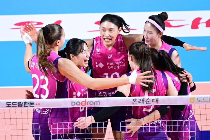 흥국생명 김연경(가운데)이 2일 정관장과 홈 경기에서 득점한 뒤 동료들과 기뻐하고 있다. 한국배구연맹