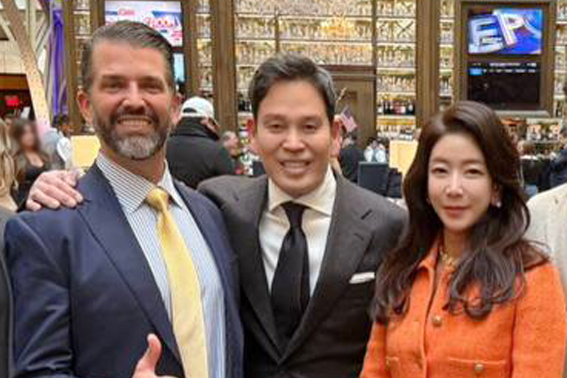 지난달 18일(현지시간) 트럼프 주니어를 만난 정용진 신세계그룹 회장과 부인 한지희 여사. 신세계그룹 제공