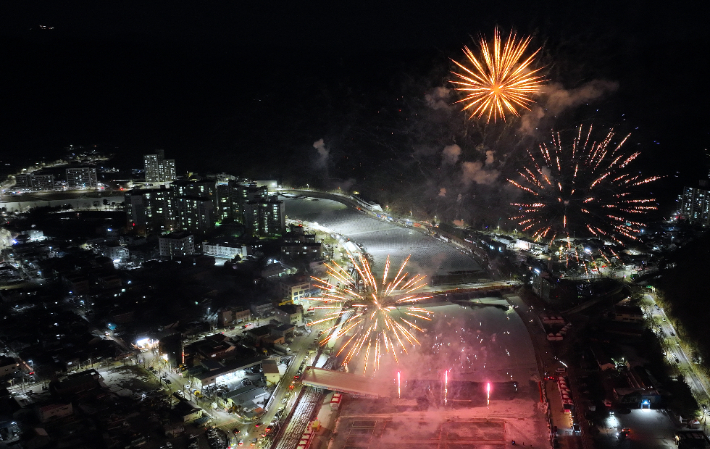2025 얼음나라 화천산천어축제 폐막 불꽃놀이 이벤트. 화천군 제공